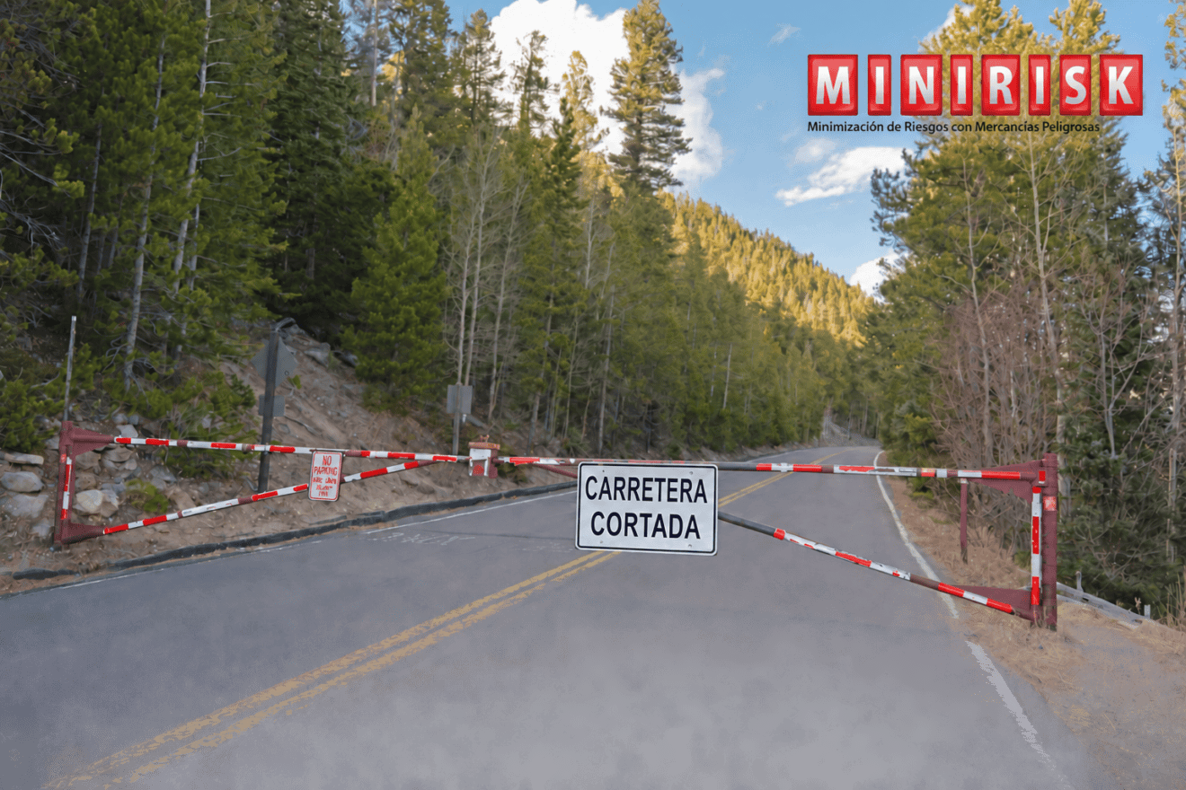 Carretera cortada Minirisk sin fondo blanco